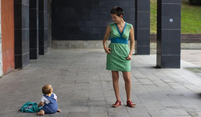 June Fernández con su hija por Gessamí Forner para ElSalto